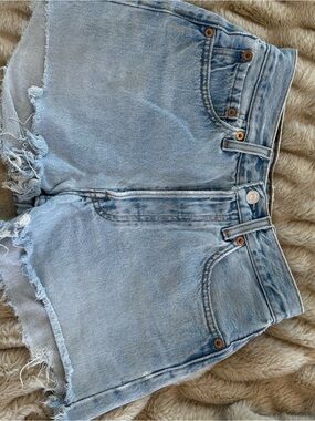 Vintage Levi’s High-Rise Light Blue Denim Frayed Hem Women’s Shorts